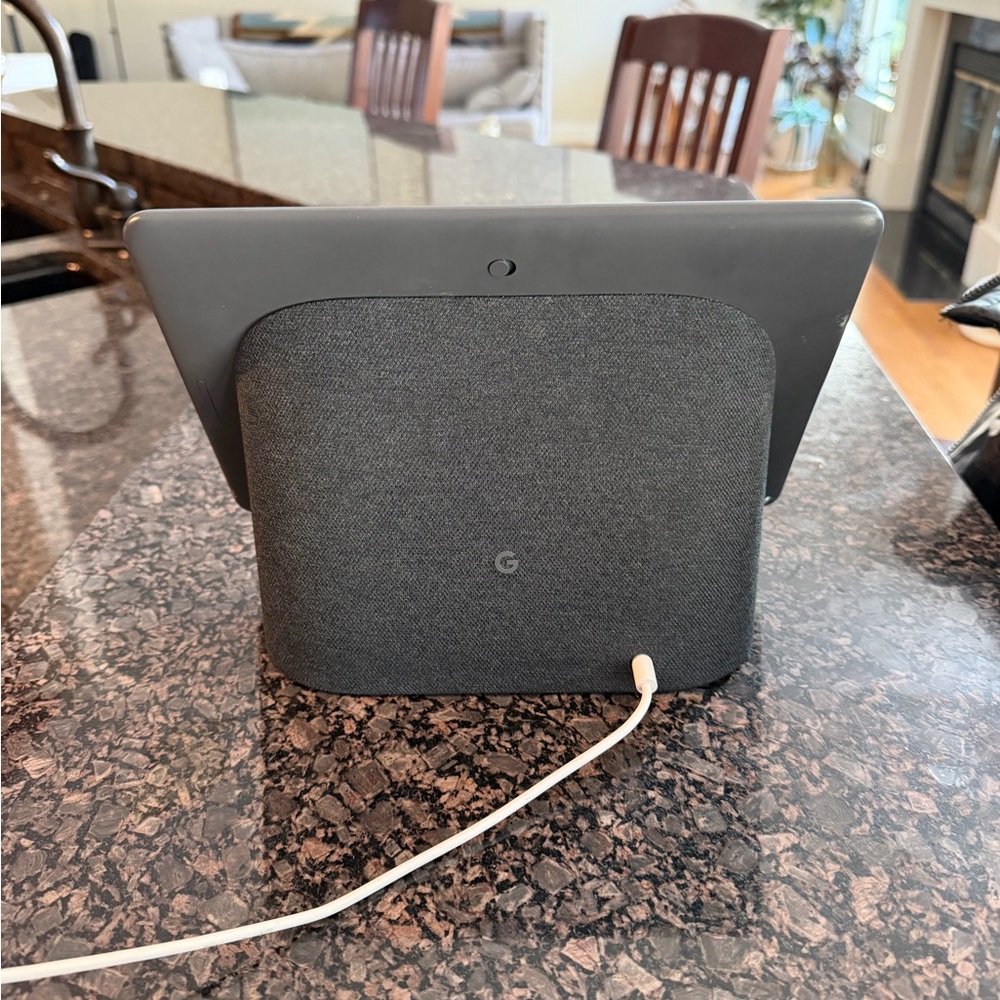 Google Nest Hub Max (Model H2A) - Picture 2 of 4